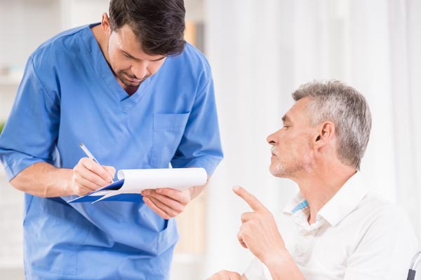 Altenpfleger(in) im Gespräch